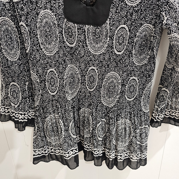 Ricky’s Black & White Medallion Boho Blouse V-Neck Bell Sleeve Size 10 - Picture 11 of 11